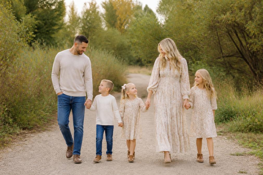 Stylish Matching Family Outfits for Photos: 2026 Guide